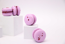 Пирожное воздушное макарон «Смородиновый»